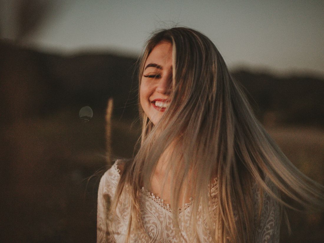 Mulher sorrindo ao ar livre em luz quente